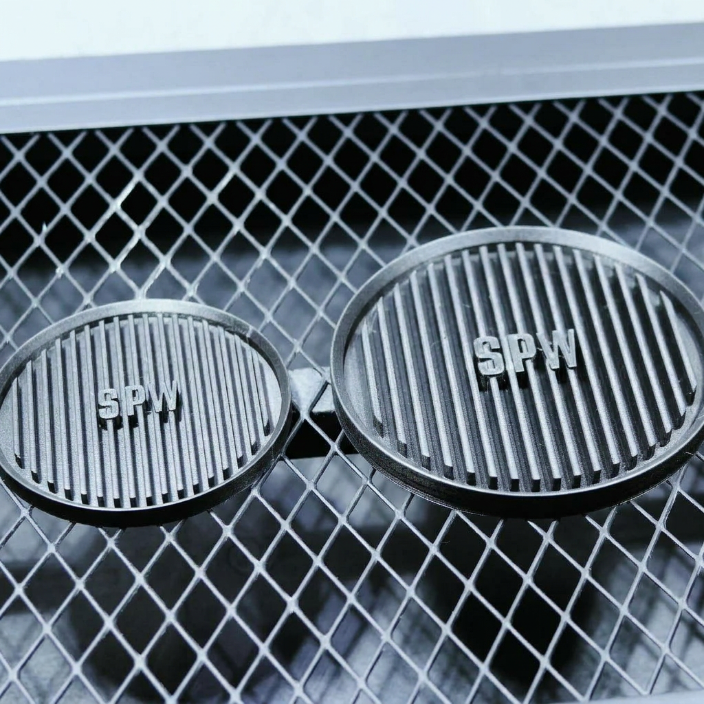LOGO SLIT PLATE｜スリット構造で鉢底を浮かせるブラックの受け皿 S・M・Lサイズ