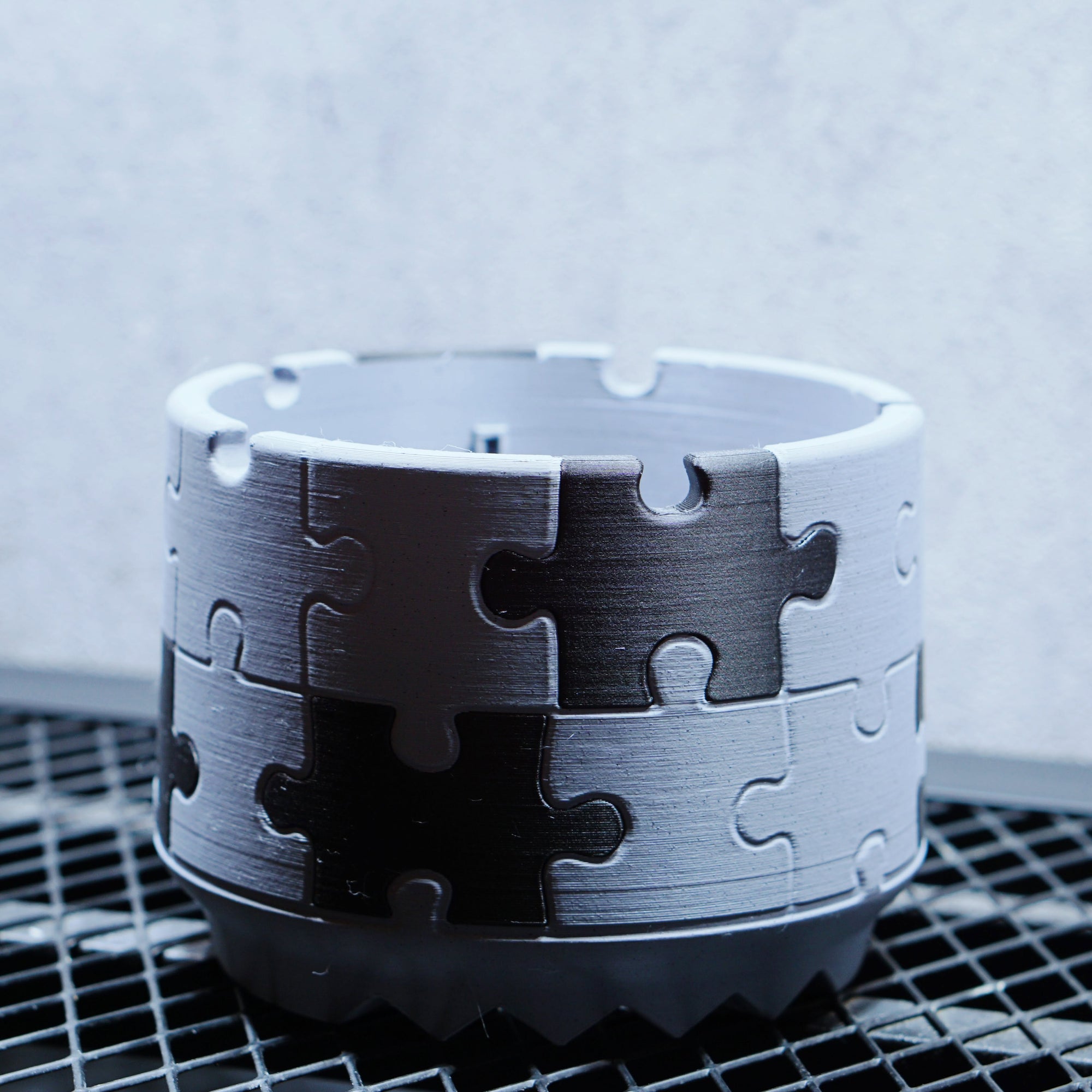 POT PUZZLE GREY LIMITED SIZE M 4.5号サイズ 3Dプリント植木鉢 マットブラック × アーバングレー 商品画像2｜SOCIAL PLANT WORKS